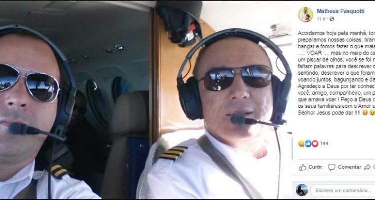Matheus Pasquotti (à esquerda) homenageou com postagem no Facebook o amigo Benedito Fernando Ricci (à direita), que morreu durante o voo, neste sábado — Foto: Reprodução/Facebook.
