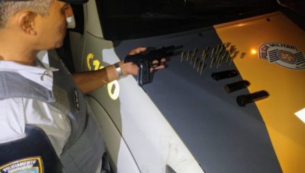 Pistola .40, e mais dois pentes com munições foram apreendidas. Foto: DIVULGAÇÃO/PMRv