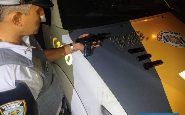 Pistola .40, e mais dois pentes com munições foram apreendidas. Foto: DIVULGAÇÃO/PMRv