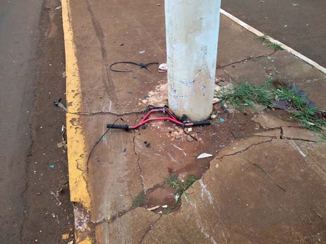 Poste onde a vítima bateu a moto — Foto: Adílson Domingos.