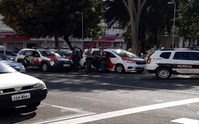 Policiais militares foram acionados após roubo de malote no centro de Araçatuba (Reprodução/ WhatsApp)