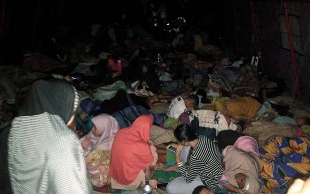 Moradores descansam do lado de fora de uma mesquita após terremoto — Foto: Antara Foto Agency/Reuters.