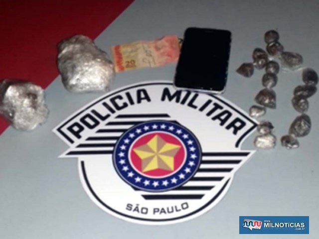 Foram apreendidas várias porções de maconha, além de dois pedaços maiores da mesma droga, totalizando aproximadamente 240 gramas. Foto: DIVULGAÇÃO