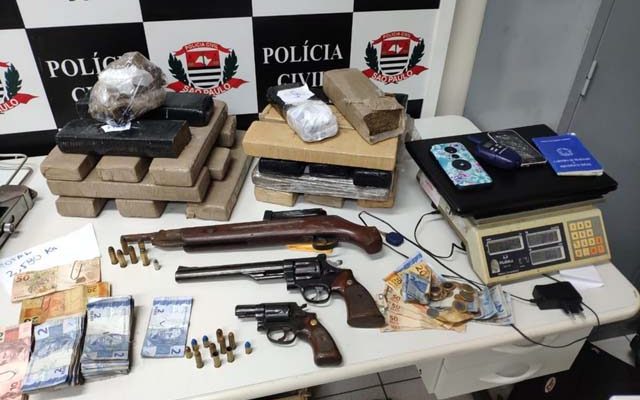 Policiais da Dise apreenderam drogas, armas e dinheiro durante Operação Bandeirante — Foto: Cassio Andrade/TV Diário.