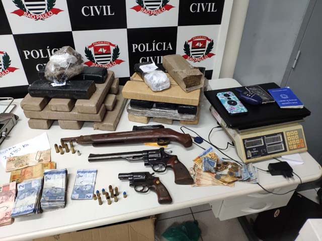 Policiais da Dise apreenderam drogas, armas e dinheiro durante Operação Bandeirante — Foto: Cassio Andrade/TV Diário.