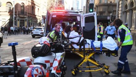 Mulher é levada para um hospital em Sydney, na Austrália, depois de ser esfaqueada nesta terça-feira (13) por um homem que tentou atingir várias pessoas no centro da cidade. — Foto: Dean Lewins/AAP Image via AP.