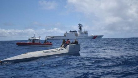 Membros da Guarda Costeira americana em uma embarcação interditada no dia 31 de julho em águas internacionais no Oceano Pacífico Oriental. A tripulação apreendeu mais de 2 toneladas de cocaína dentro da embarcação. — Foto: Guarda Costeira dos EUA.