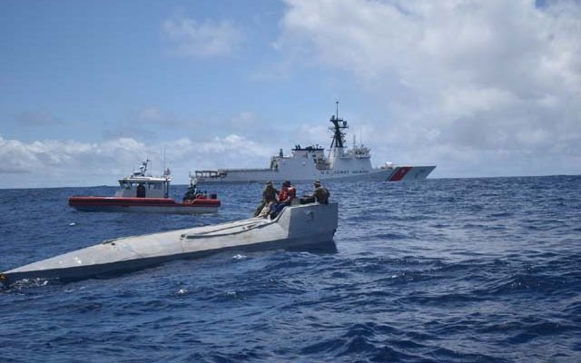 Membros da Guarda Costeira americana em uma embarcação interditada no dia 31 de julho em águas internacionais no Oceano Pacífico Oriental. A tripulação apreendeu mais de 2 toneladas de cocaína dentro da embarcação. — Foto: Guarda Costeira dos EUA.