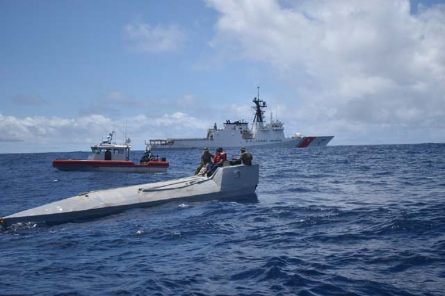 Membros da Guarda Costeira americana em uma embarcação interditada no dia 31 de julho em águas internacionais no Oceano Pacífico Oriental. A tripulação apreendeu mais de 2 toneladas de cocaína dentro da embarcação. — Foto: Guarda Costeira dos EUA.