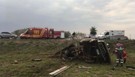 Acidente entre carro, caminhonete e caminhão deixa morto e feridos em Promissão (SP) — Foto: Arquivo pessoal.