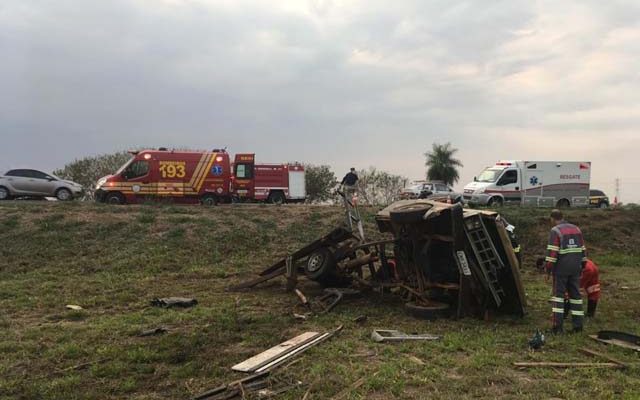 Acidente entre carro, caminhonete e caminhão deixa morto e feridos em Promissão (SP) — Foto: Arquivo pessoal.