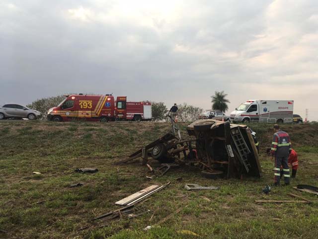 Acidente entre carro, caminhonete e caminhão deixa morto e feridos em Promissão (SP) — Foto: Arquivo pessoal.