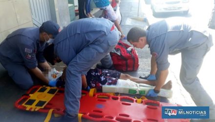 Com um corte profundo  no joelho direito, adolescente de 15 anos foi socorrido pelo resgate do Corpo de Bombeiros. Foto: MANOEL MESSIAS/Agência
