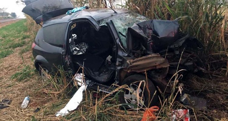 Veículo Ford Ka em que estava a família de Andradina ficou bastante destruído após o acidente. Foto: DIVULGAÇÃO