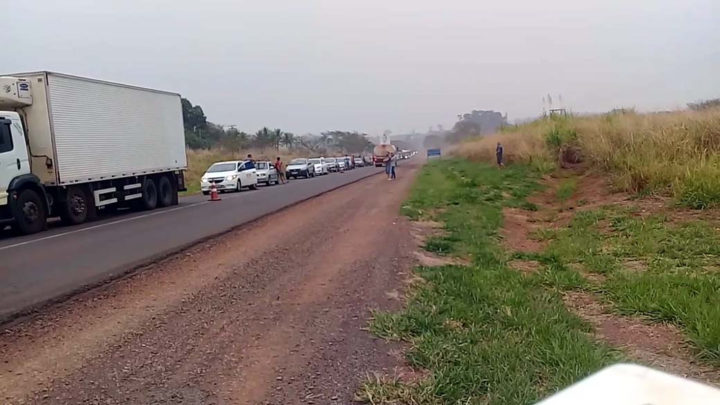 Fila de veículos se formou em rodovia por causa de acidente em Sud Mennucci. Foto: DIVULGAÇÃO