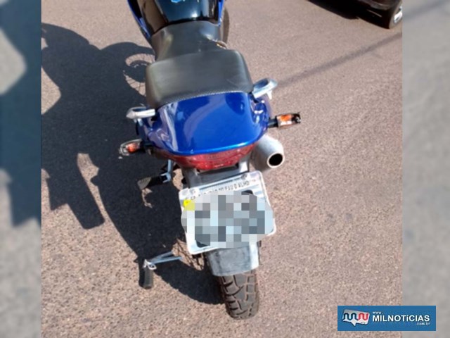 A motocicleta sofreu quebra dos piscas traseiros, pedal de apoio do garupa, lado direito, além de riscos na carenagem. Foto: DIVULGAÇÃO