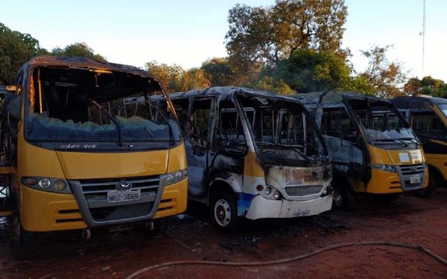 Ônibus atingidos pelo incêndio em Aquidauana (MS) — Foto: Corpo de Bombeiros / Reprodução