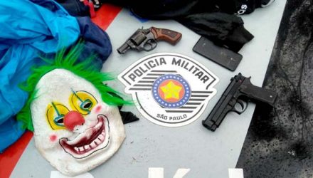 Com suspeitos, PM apreendeu um revólver, uma pistola falsa e máscara — Foto: Polícia Militar/Divulgação.