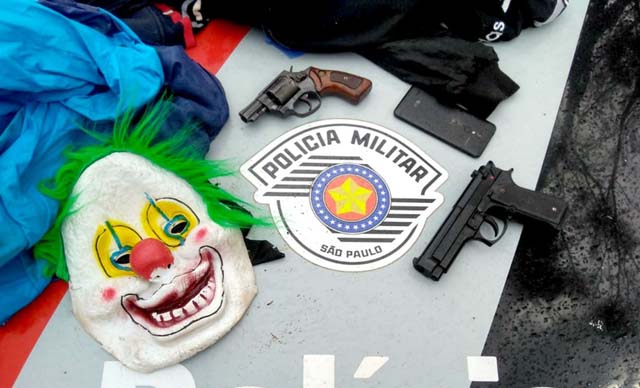 Com suspeitos, PM apreendeu um revólver, uma pistola falsa e máscara — Foto: Polícia Militar/Divulgação.