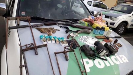 Armas, munições, armadilhas e animais foram localizados em um sítio em Agudos (SP) — Foto: Divulgação/PM Ambiental