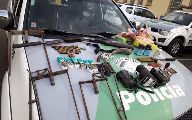 Armas, munições, armadilhas e animais foram localizados em um sítio em Agudos (SP) — Foto: Divulgação/PM Ambiental