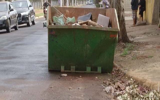 Motociclista bateu em uma caçamba e foi arremessado do veículo em Ourinhos (SP) — Foto: Reprodução/TV TEM.