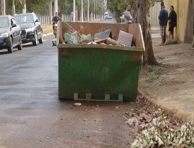 Motociclista bateu em uma caçamba e foi arremessado do veículo em Ourinhos (SP) — Foto: Reprodução/TV TEM.