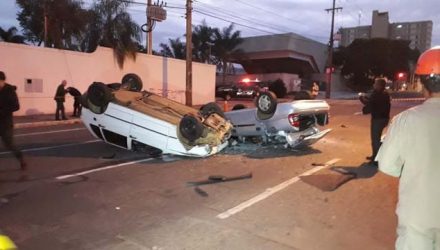 Carros ficaram com as quatro rodas para cima após colisão em Campo Grande — Foto: José Aparecido / Tv Morena.