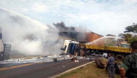 Com o impacto, os veículos pegaram fogo. Fotos: Ilha de Noticias