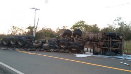 Carreta tombou em uma estrada vicinal que passa ao lado do aeroporto internacional de Urubupungá (desativado), em Castilho. Fotos: DIVULGAÇÃO