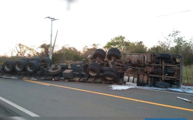 Carreta tombou em uma estrada vicinal que passa ao lado do aeroporto internacional de Urubupungá (desativado), em Castilho. Fotos: DIVULGAÇÃO