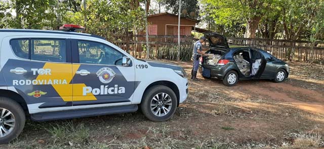 Carro lotado de maconha foi abandonado às margens da SP-613 — Foto: Polícia Militar Rodoviária.