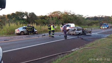 Veículos bateram de frente na rodovia que liga Jaú a Bocaina — Foto: Willian Mobilon / Arquivo pessoal.