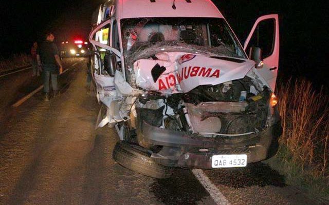 A ambulância de Chapadão do Sul estava transportando um paciente em estado grave para Campo Grande (MS). Foto: site BNC Notícias