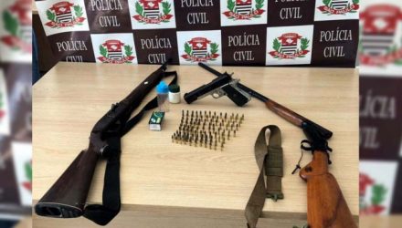 Foram apreendidas duas espingarda calibres 22 e 28, 150 munições e bombas usadas em tanques de peixe. Fotos: DIVULGAÇÃO/Polícia Civil