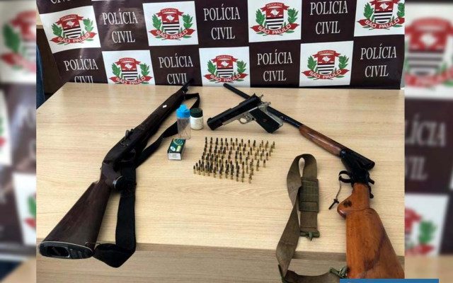 Foram apreendidas duas espingarda calibres 22 e 28, 150 munições e bombas usadas em tanques de peixe. Fotos: DIVULGAÇÃO/Polícia Civil