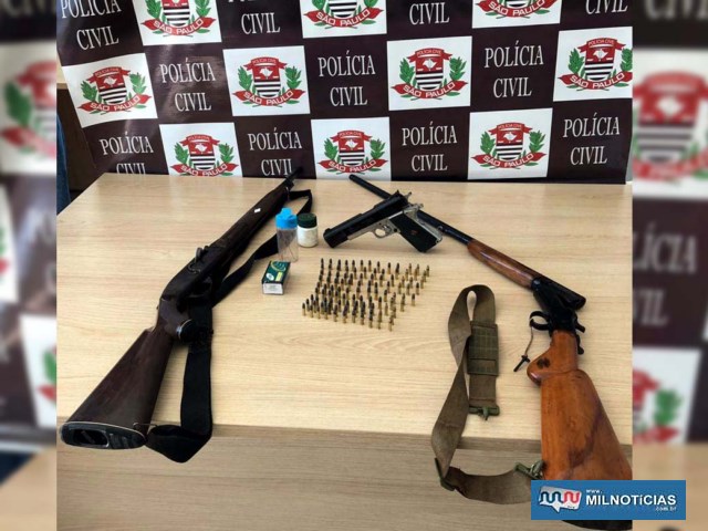 Foram apreendidas duas espingarda calibres 22 e 28, 150 munições e bombas usadas em tanques de peixe. Fotos: DIVULGAÇÃO/Polícia Civil