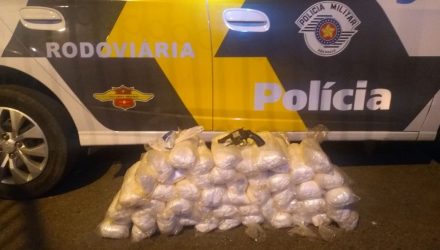 Revólver e 50 pacotes de cocaína foram apreendidos — Foto: Polícia Rodoviária.