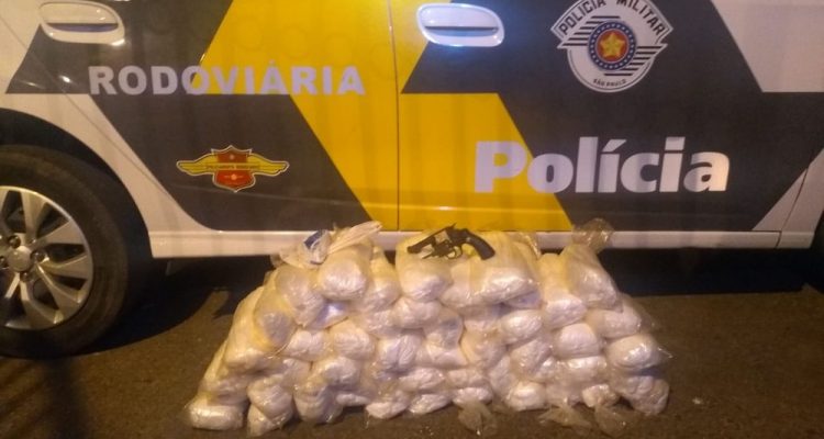 Revólver e 50 pacotes de cocaína foram apreendidos — Foto: Polícia Rodoviária.