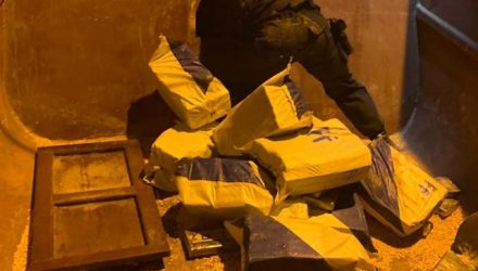 Polícia retira tabletes de cocaína de caminhão — Foto: PM/Divulgação.
