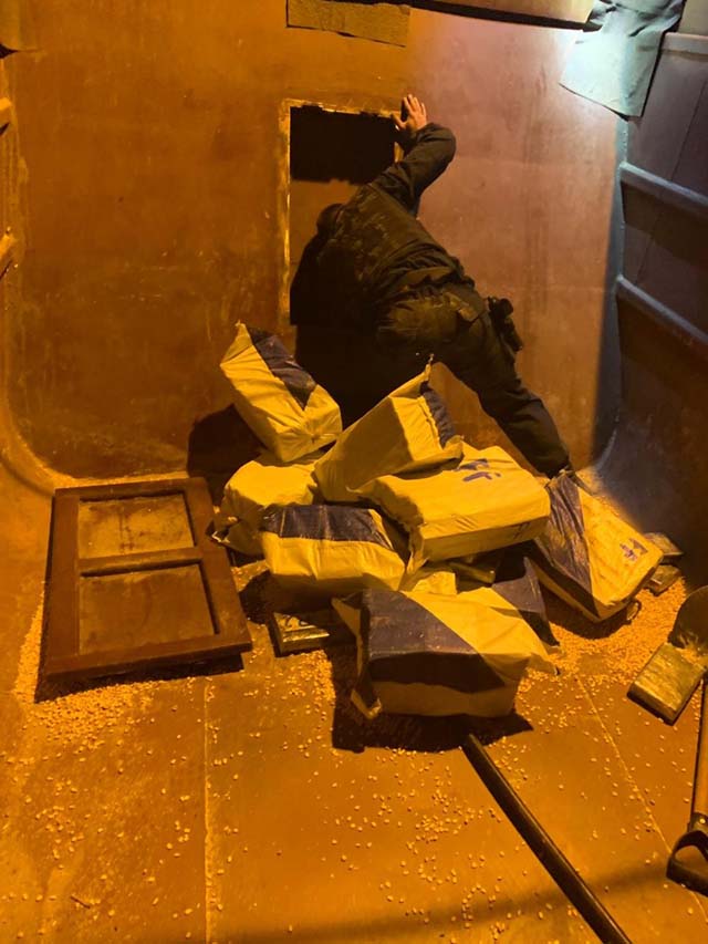 Polícia retira tabletes de cocaína de caminhão — Foto: PM/Divulgação.