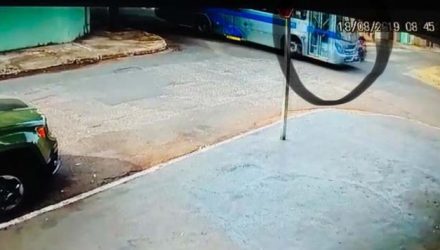 Momento da colisão entre o motociclista e o ônibus em cruzamento de MS — Foto: Polícia Civil/Divulgação.