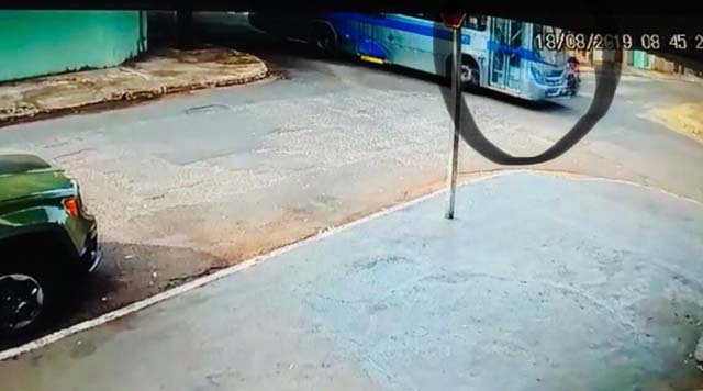 Momento da colisão entre o motociclista e o ônibus em cruzamento de MS — Foto: Polícia Civil/Divulgação.