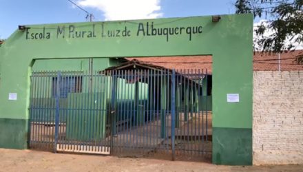 Escola onde estudante foi morto com tiro na cabeça — Foto: Reprodução/TV Morena.