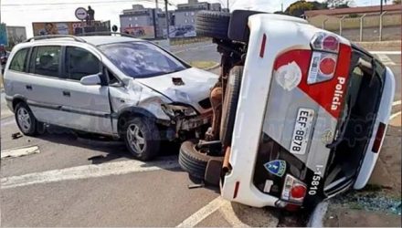 Viatura da PM tombou ao ser atingida por carro de jovem motorista em Franca, SP — Foto: Nathália Henrique/EPTV