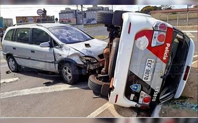 Viatura da PM tombou ao ser atingida por carro de jovem motorista em Franca, SP — Foto: Nathália Henrique/EPTV