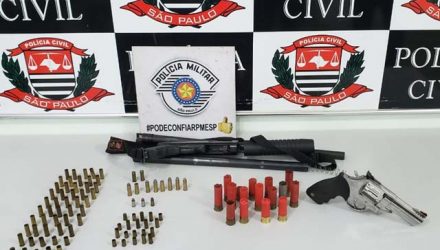 Na casa do suspeito, policiais apreenderam armas e munições; homem segue foragido — Foto: Polícia Civil/Divulgação.