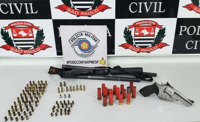 Na casa do suspeito, policiais apreenderam armas e munições; homem segue foragido — Foto: Polícia Civil/Divulgação.