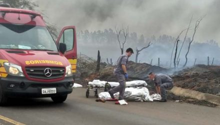 Seis pessoas morreram carbonizadas na SP-284, em Martinópolis — Foto: Cláudio da Ponte