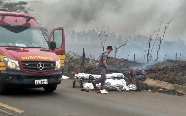 Seis pessoas morreram carbonizadas na SP-284, em Martinópolis — Foto: Cláudio da Ponte